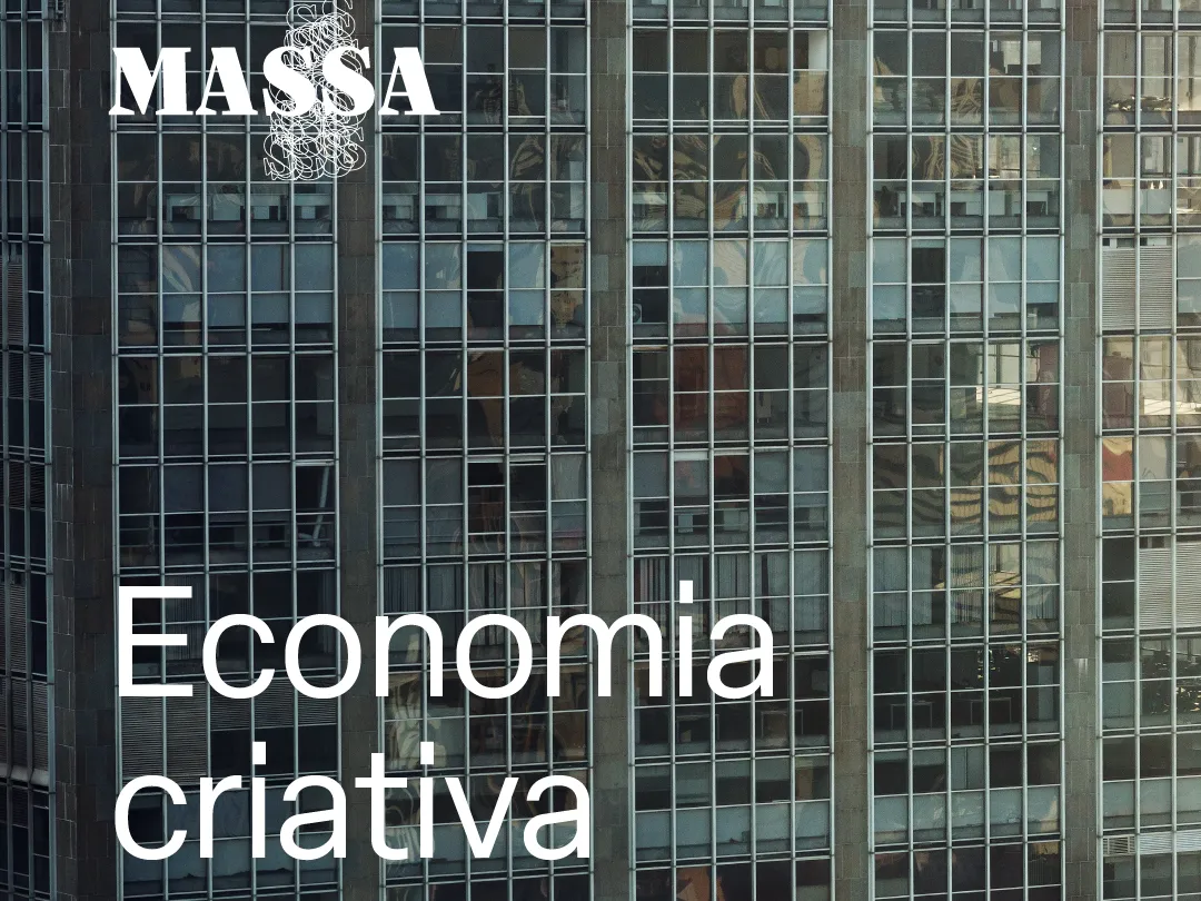 Economia criativa - Fachada de prédio de vidro e o texto Economia criativa.