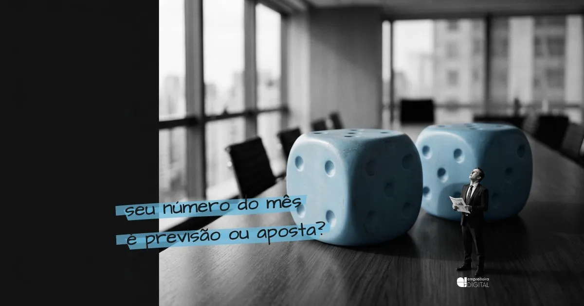 Dois dados gigantes em azul sobre a mesa de reunião e um executivo em miniatura olhando para eles com um relatório na mão. Anotação: seu número do mês é previsão ou aposta?