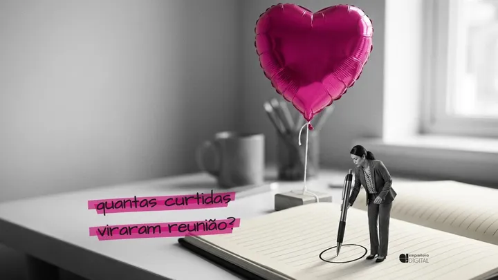 Uma executiva em miniatura circula um dia numa agenda de papel enquanto um balão magenta em forma de coração, amarrado à mesa, flutua acima dela. Anotação: quantas curtidas viraram reunião?