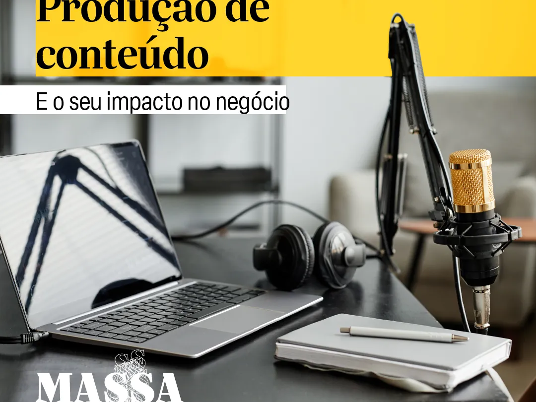 Arte com o título Produção de conteúdo e o seu impacto no negócio e a foto de um notebook, um microfone e um caderno com uma caneta em cima, em cima de uma mesa.