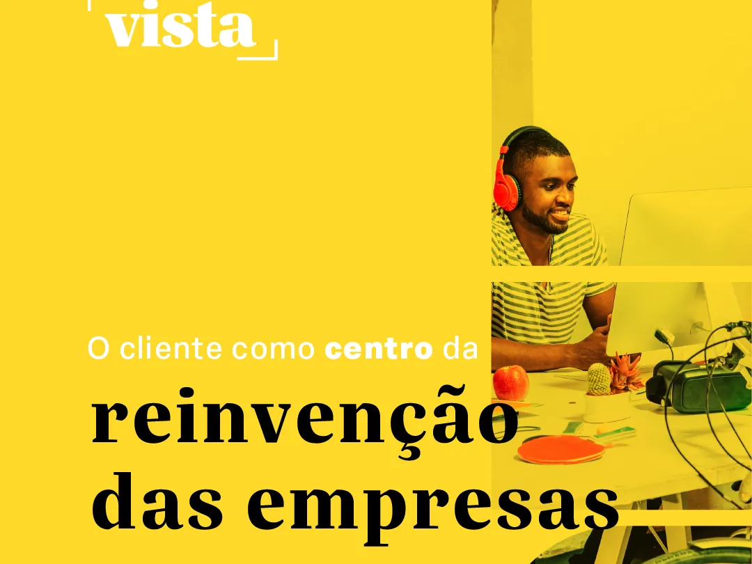 Reinvenção das empresas - Fundo amarelo, um homem trabalhando com fone de ouvido em uma mesa com um monitor e o texto O cliente como centro da reinvenção das empresas.
