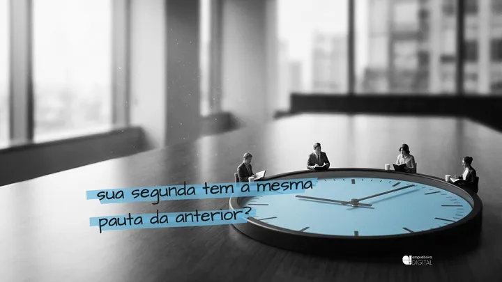 Um relógio gigante azul deitado sobre a mesa de reunião, marcando nove horas, com quatro pessoas em miniatura sentadas em volta como numa reunião. Anotação: sua segunda tem a mesma pauta da anterior?