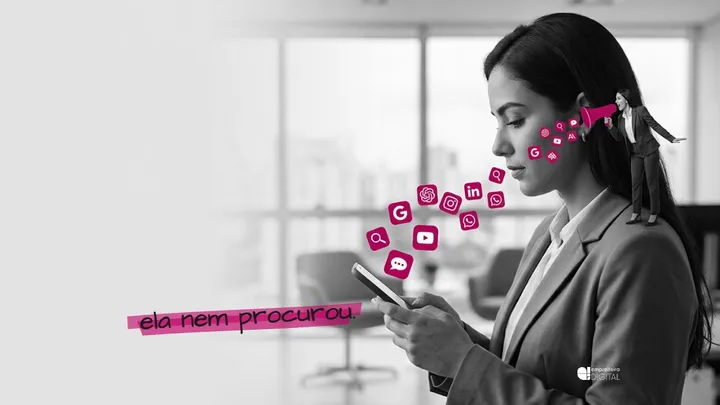 Uma executiva olha o celular na mão; no ombro dela, uma executiva em miniatura grita num megafone magenta, e dele saem os ícones do Google, ChatGPT, Claude, Instagram, LinkedIn, WhatsApp e YouTube voando até o celular. Anotação: ela nem procurou.