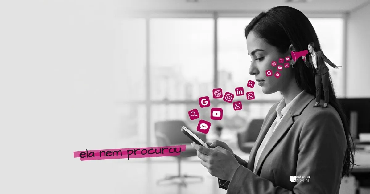 Uma executiva olha o celular na mão; no ombro dela, uma executiva em miniatura grita num megafone magenta, e dele saem os ícones do Google, ChatGPT, Claude, Instagram, LinkedIn, WhatsApp e YouTube voando até o celular. Anotação: ela nem procurou.